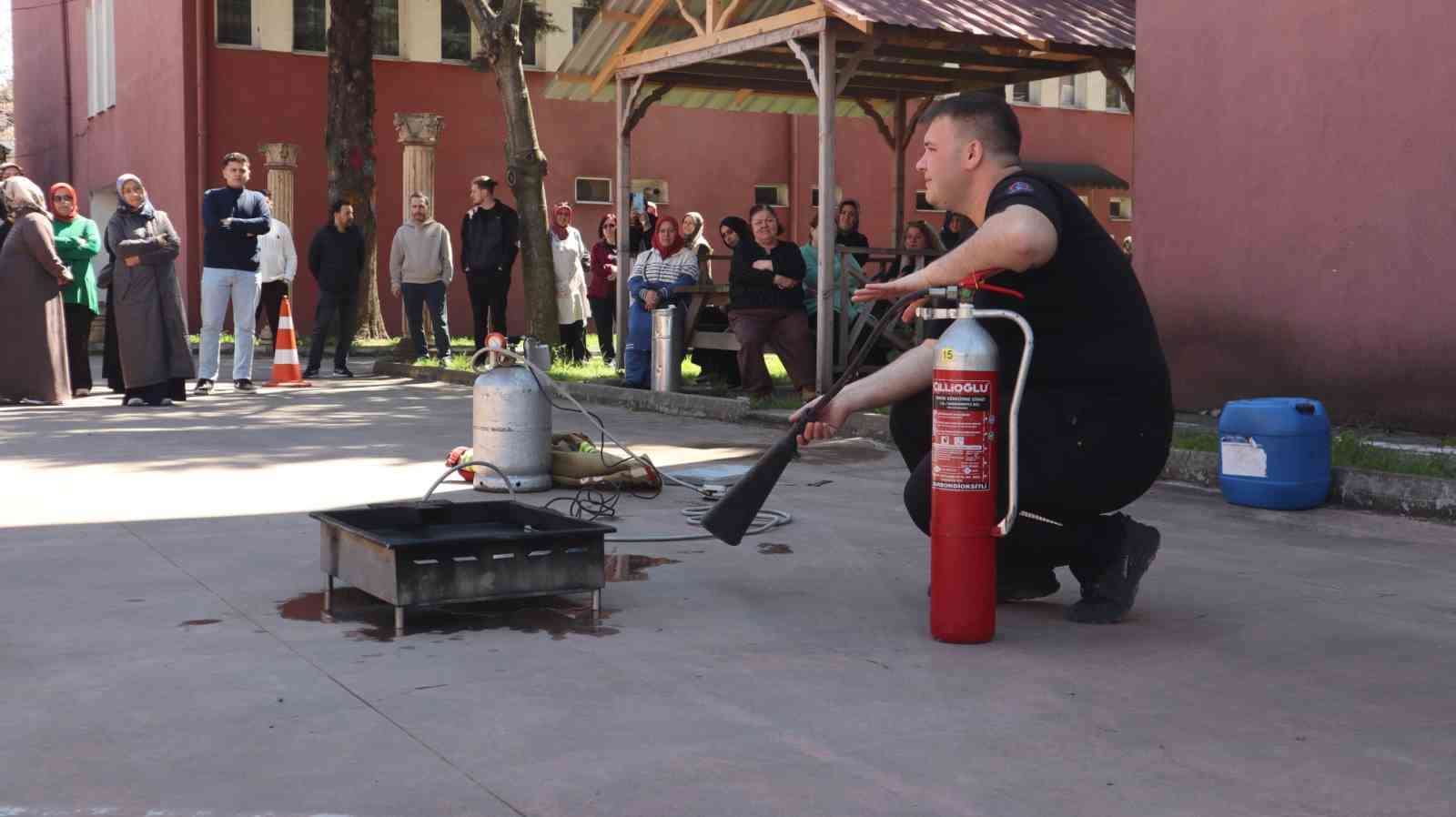 El sanatları merkezinde yangın tatbikatı
