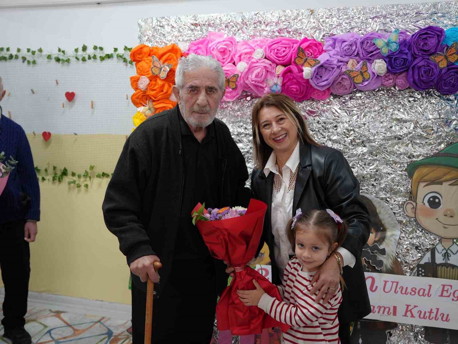 Bu kez yaşlılar minikleri ziyaret etti