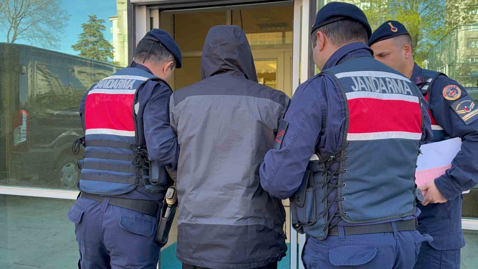 Evinde kokain, uyuşturucu hap ve esrar ele ge&ccedil;ti
