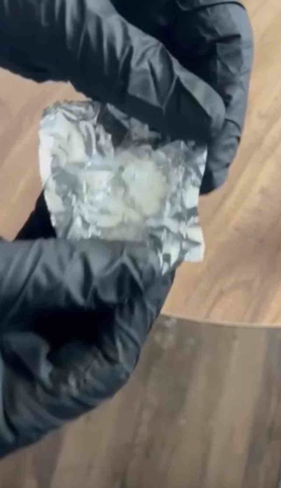 Evinde kokain, uyuşturucu hap ve esrar ele ge&ccedil;ti
