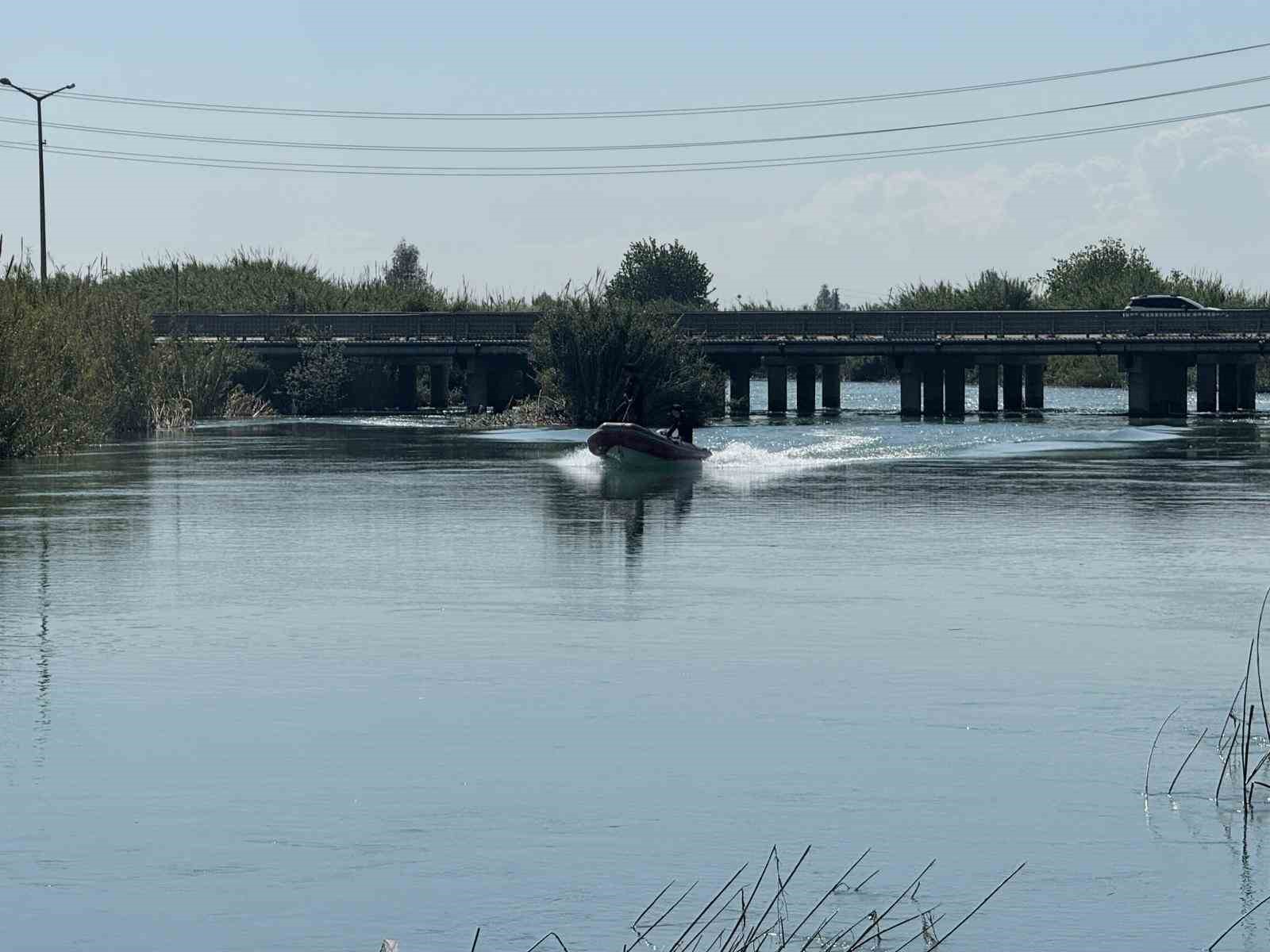 Suya atlayıp kayıp olan genci arama &ccedil;alışmaları s&uuml;r&uuml;yor

