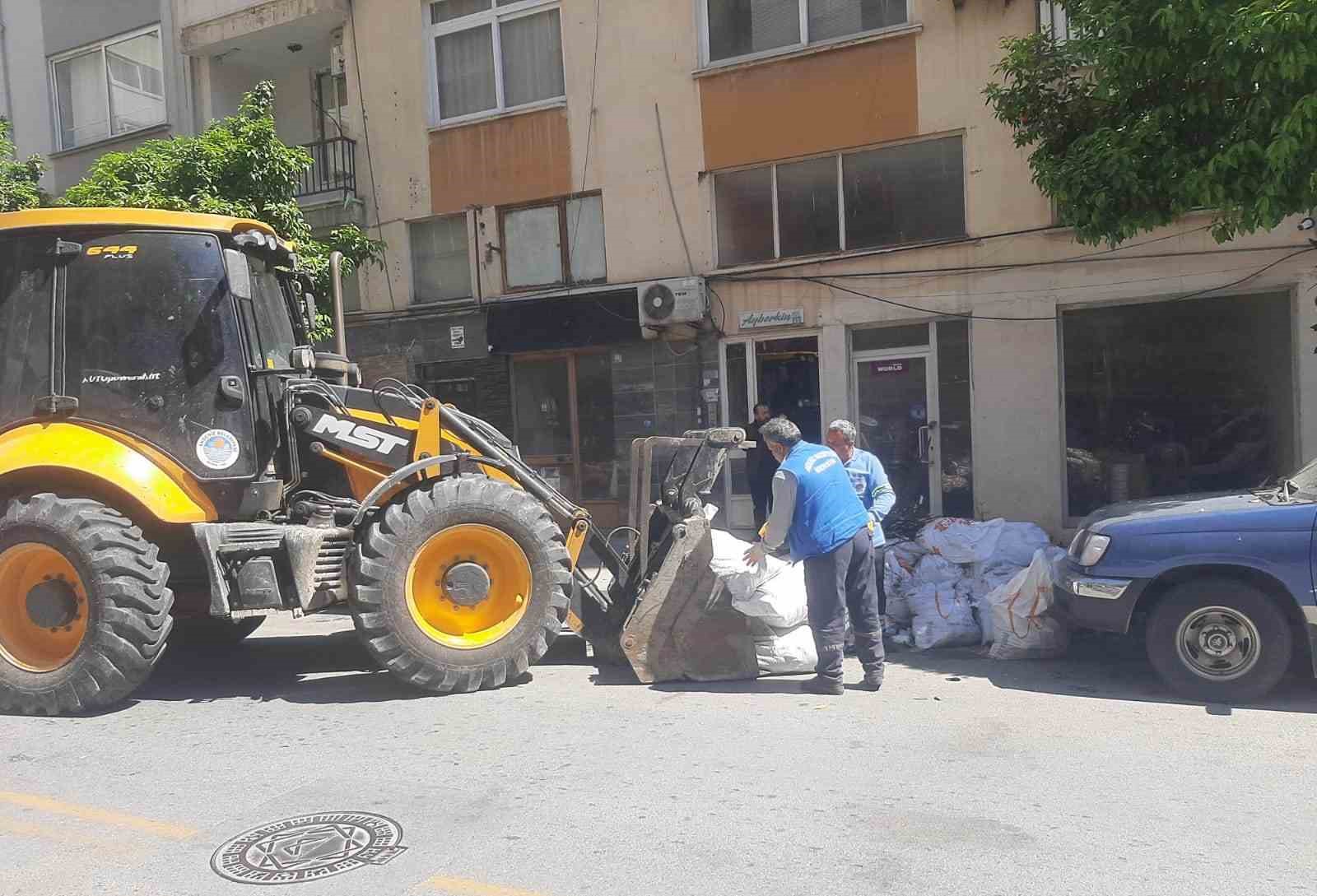 Akdeniz&rsquo;de moloz ve atık seferberliği s&uuml;r&uuml;yor
