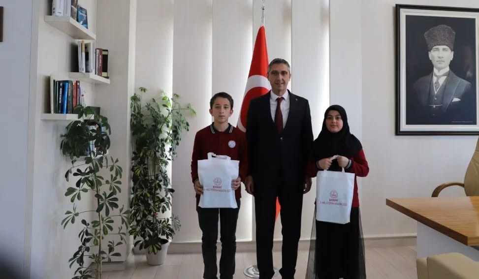 Bayburtlu b&ouml;lge birincisi &ouml;ğrenciler &ouml;d&uuml;llendirildi
