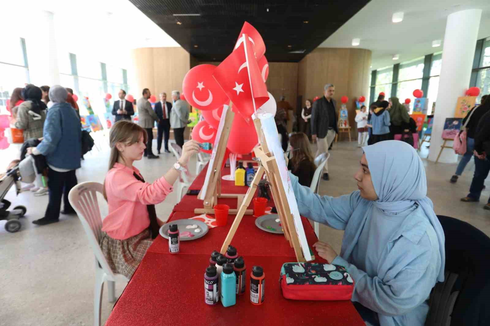 İneg&ouml;l&rsquo;de 23 Nisan&rsquo;a &ouml;zel minik sanat&ccedil;ılar sergisi a&ccedil;ıldı
