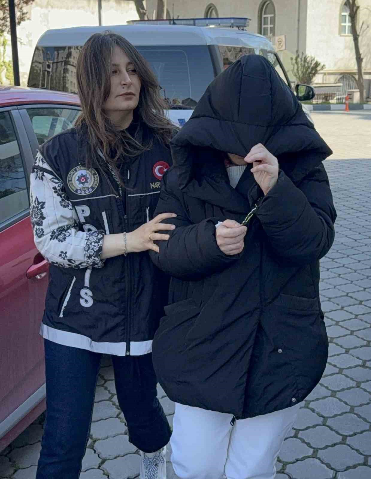 Evde uyuşturucuyla yakalanan kadın g&ouml;zaltına alındı
