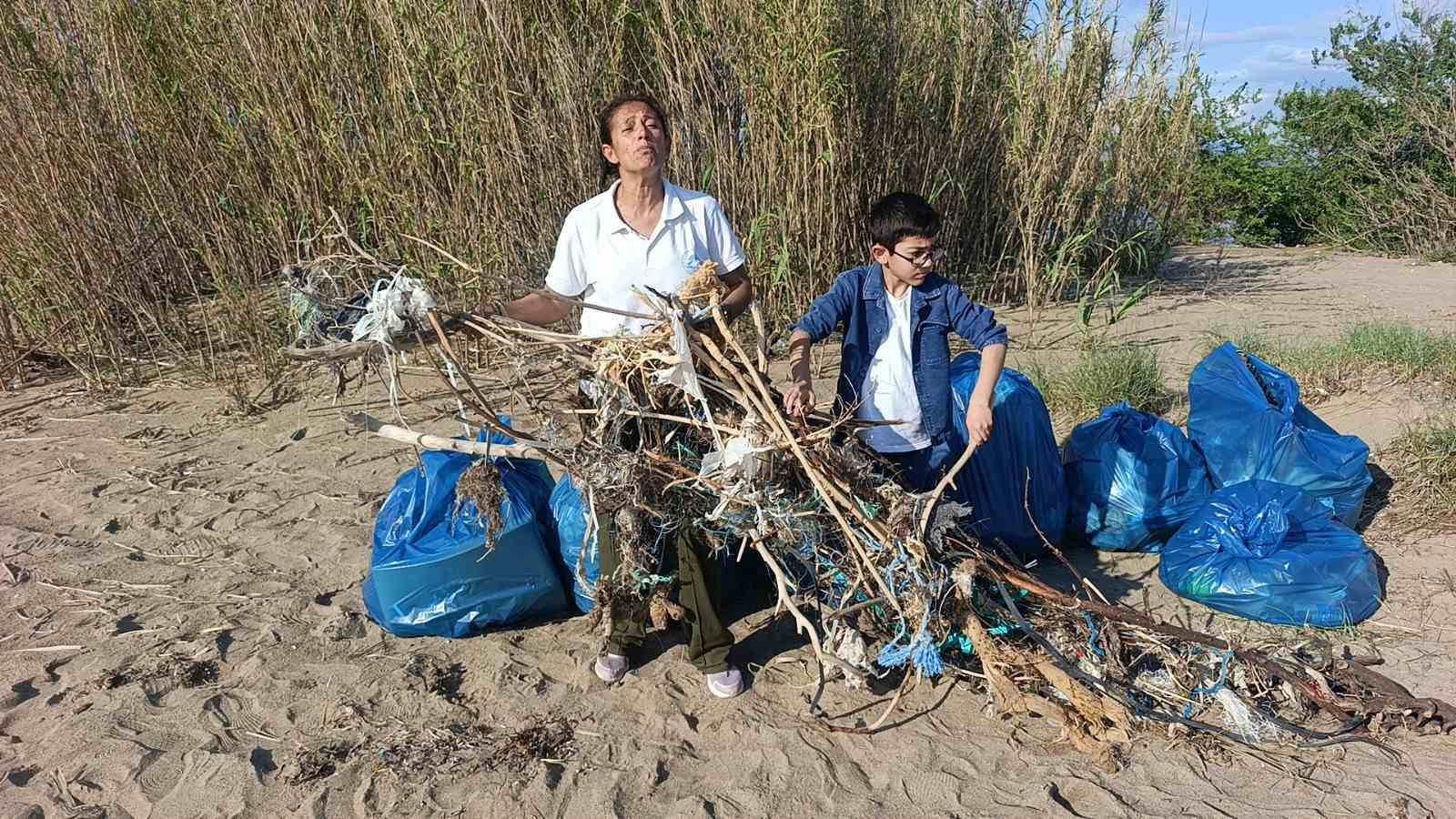 Sahil temizliğinde toplanan &ccedil;&ouml;p yığını g&ouml;renleri hayrete d&uuml;ş&uuml;rd&uuml;
