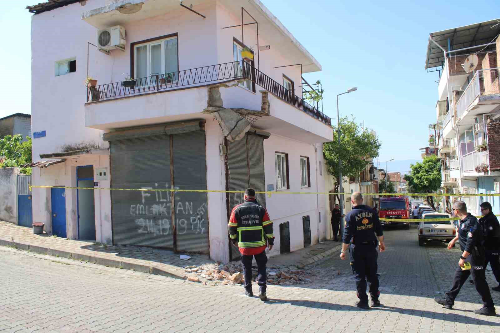 Aydın&rsquo;da balkon &ccedil;&ouml;kt&uuml;: 2 yaralı
