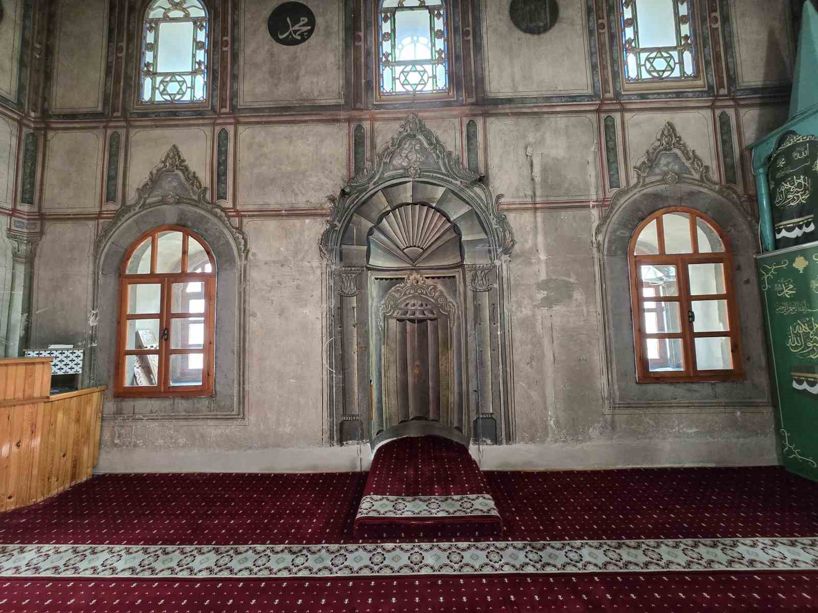 Sosyal medyada g&uuml;ndeme gelmişti, tarihi mihrabına &ccedil;akılan floresan lamba s&ouml;k&uuml;ld&uuml;
