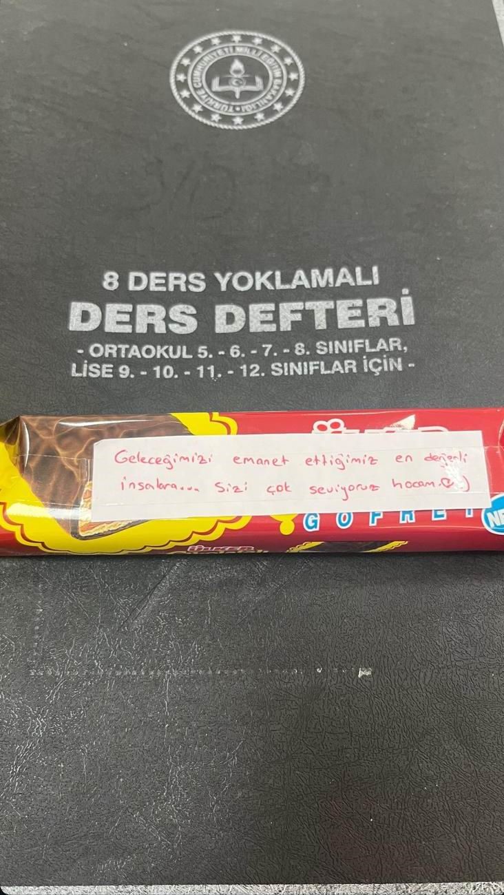 Diyarbakır&rsquo;da &ouml;ğrencilerden T&uuml;rkiye&rsquo;yi duygulandıran jest: "Elimizde silah değil &ccedil;ikolata var, i&ccedil;imizde kin değil sevgi var"
