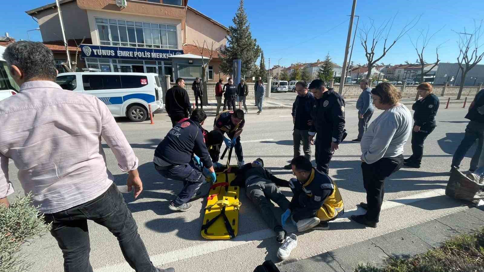 Otomobille &ccedil;arpışan motosiklet karşı şeride s&uuml;r&uuml;klendi: 1 yaralı
