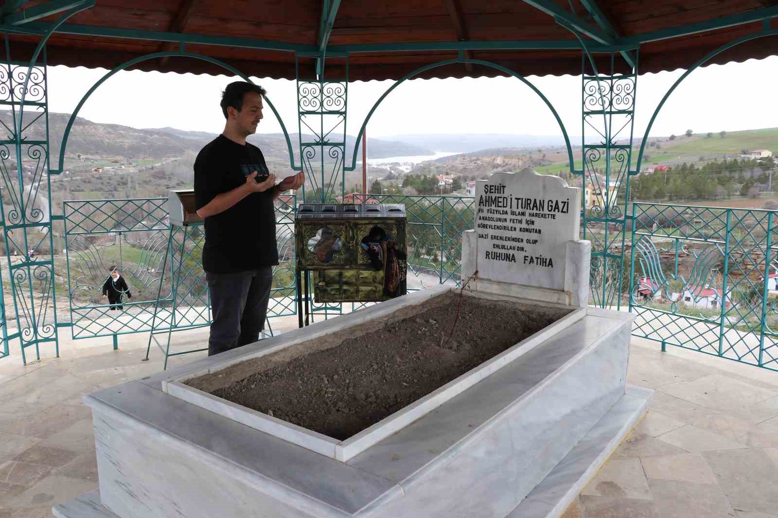 Hakim tepedeki t&uuml;rbesinde ziyaret&ccedil;ilerini ağırlıyor
