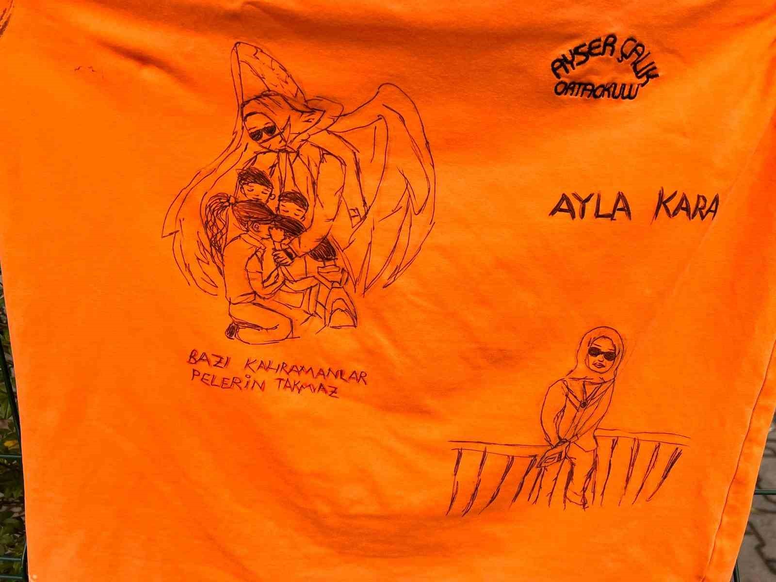 Saldırının yaşandığı okul &ouml;n&uuml;ndeki yazılar ve g&ouml;rseller g&ouml;renleri duygulandırıyor
