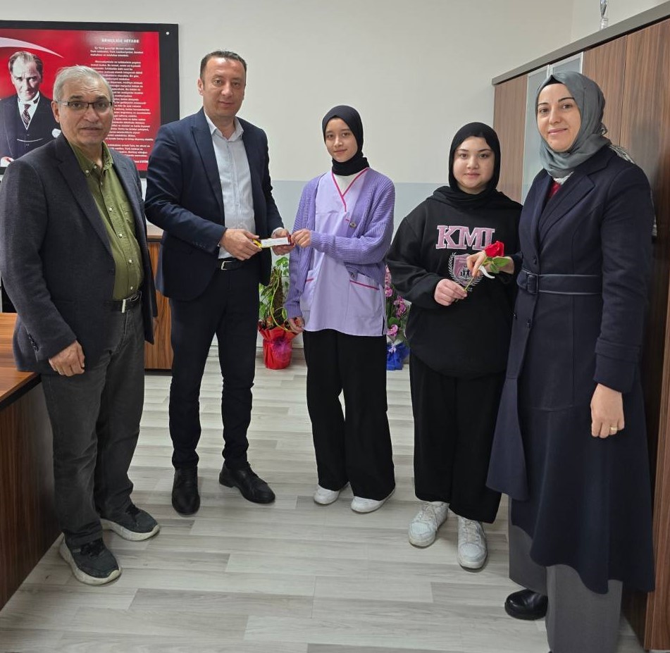 Gedizli &ouml;ğrencilerden şiddete karşı anlamlı tepki
