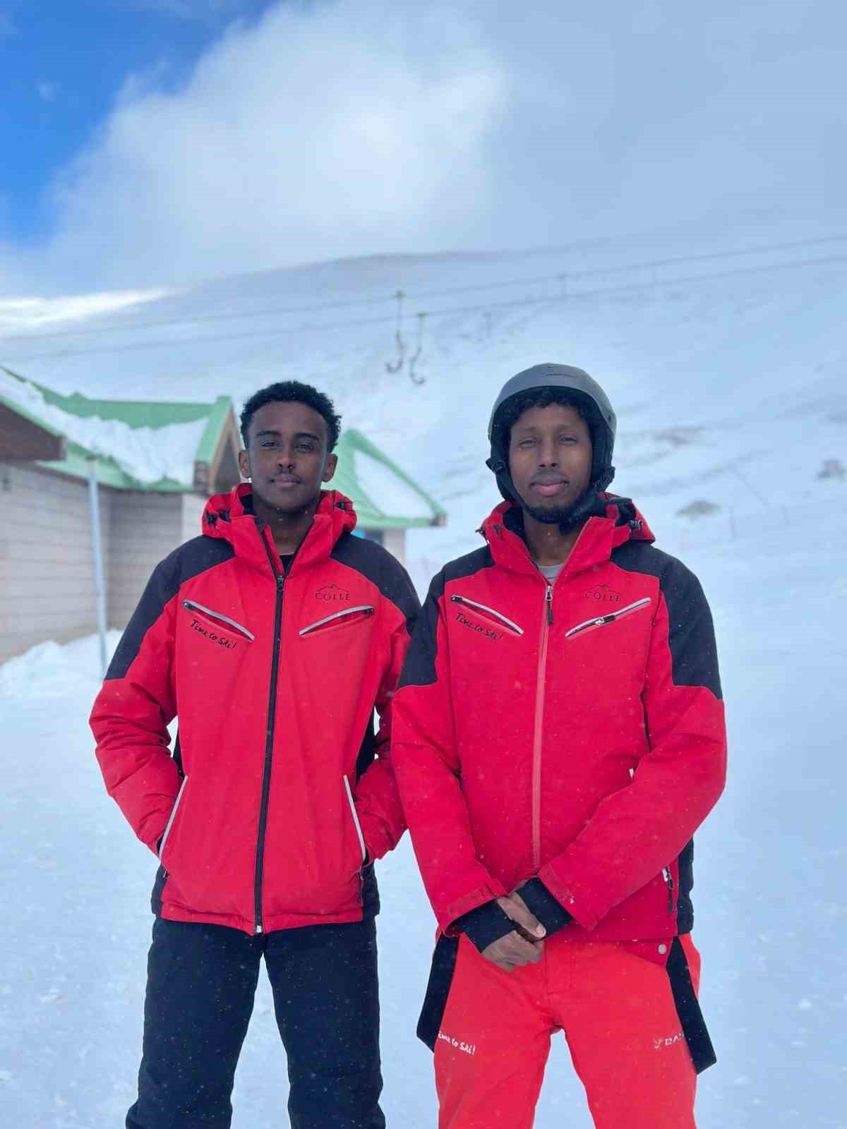 Onlarca &uuml;lkeden &ouml;ğrenci kayakla tanıştı
