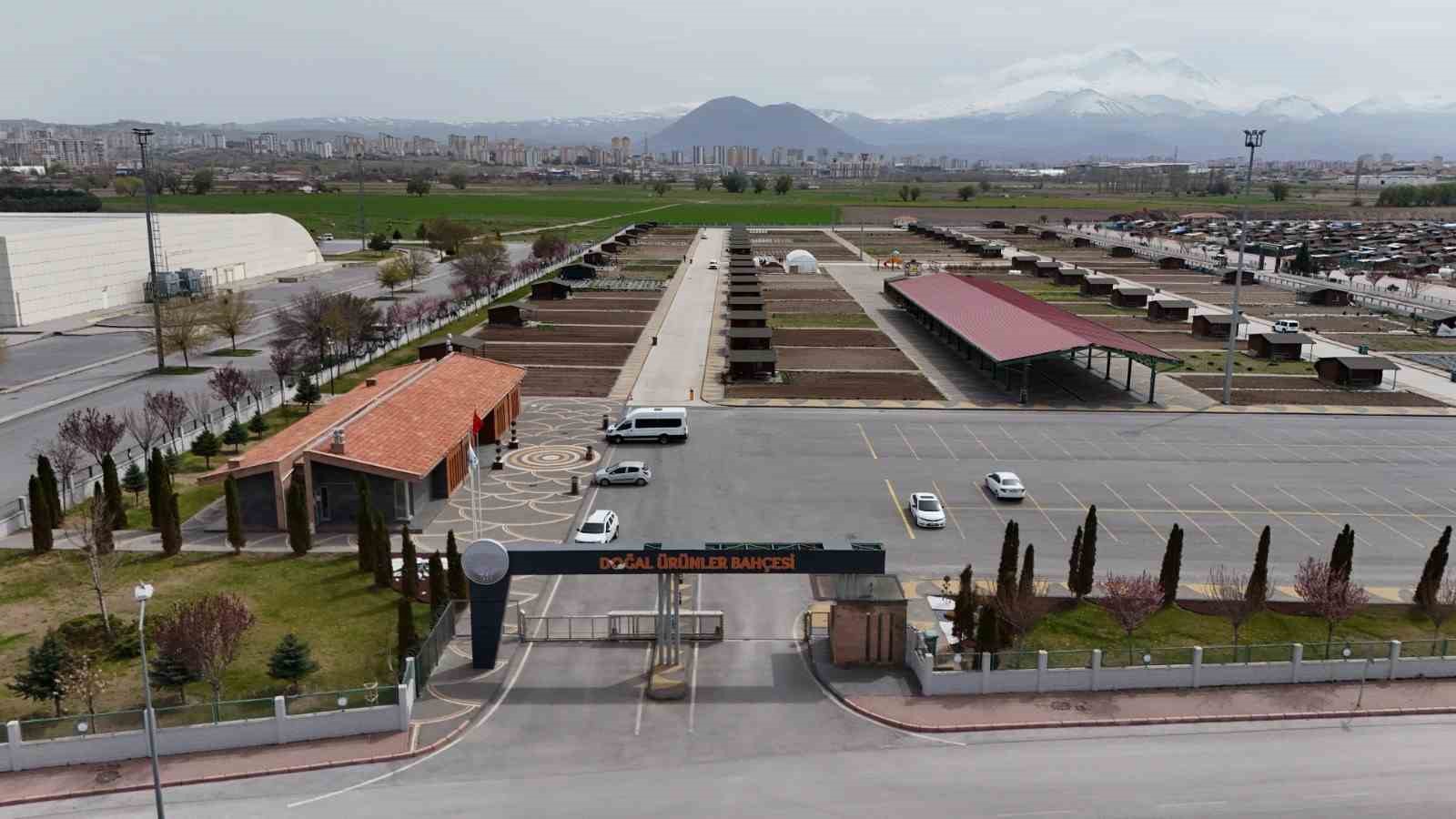 B&uuml;y&uuml;kşehir&rsquo;den &uuml;niversite &ouml;ğrencilerine uygulamalı organik tarım eğitimi
