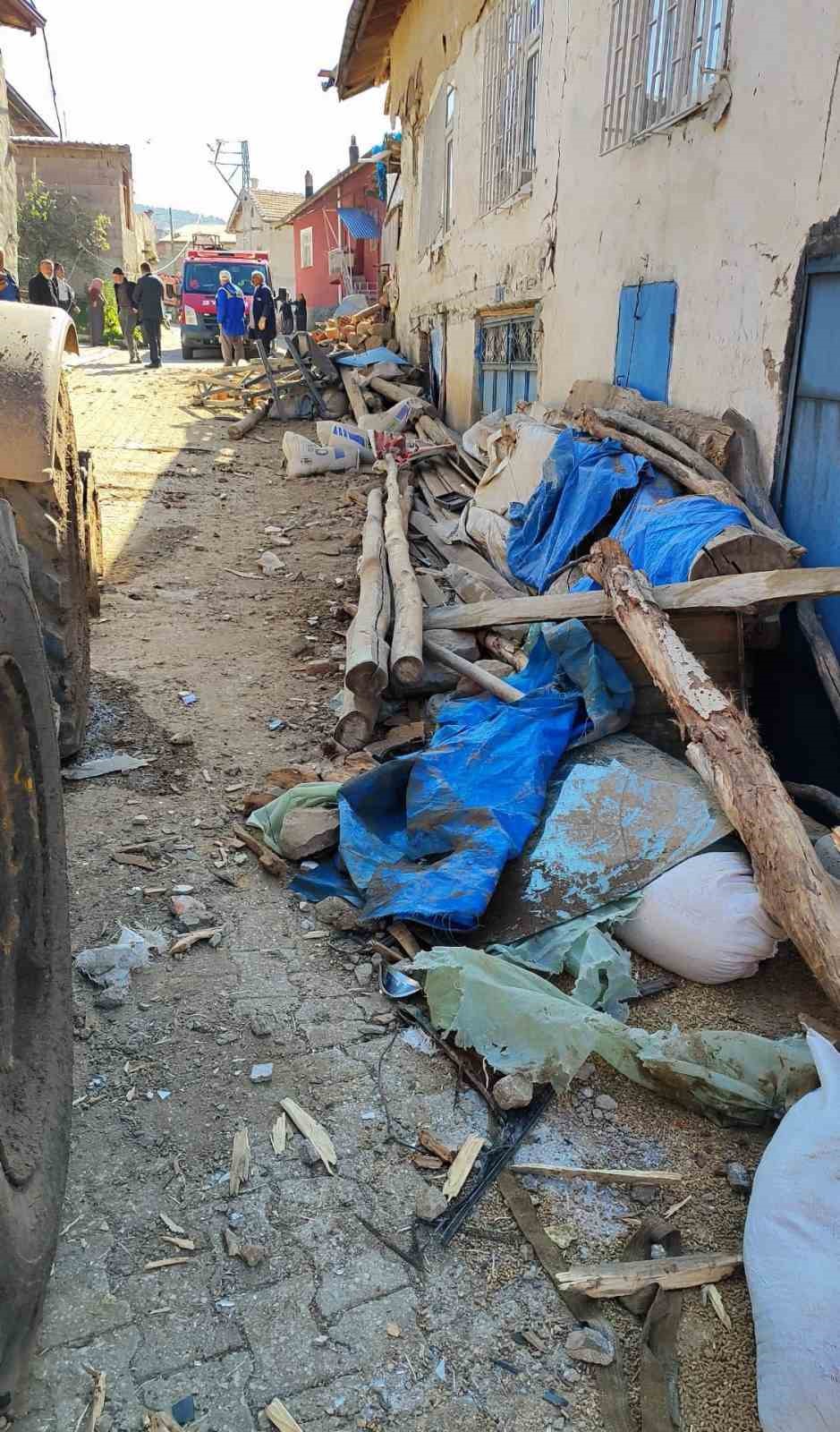 Duvara &ccedil;arpan kamyonun s&uuml;r&uuml;c&uuml;s&uuml; hava ambulansıyla hastaneye yetiştirildi
