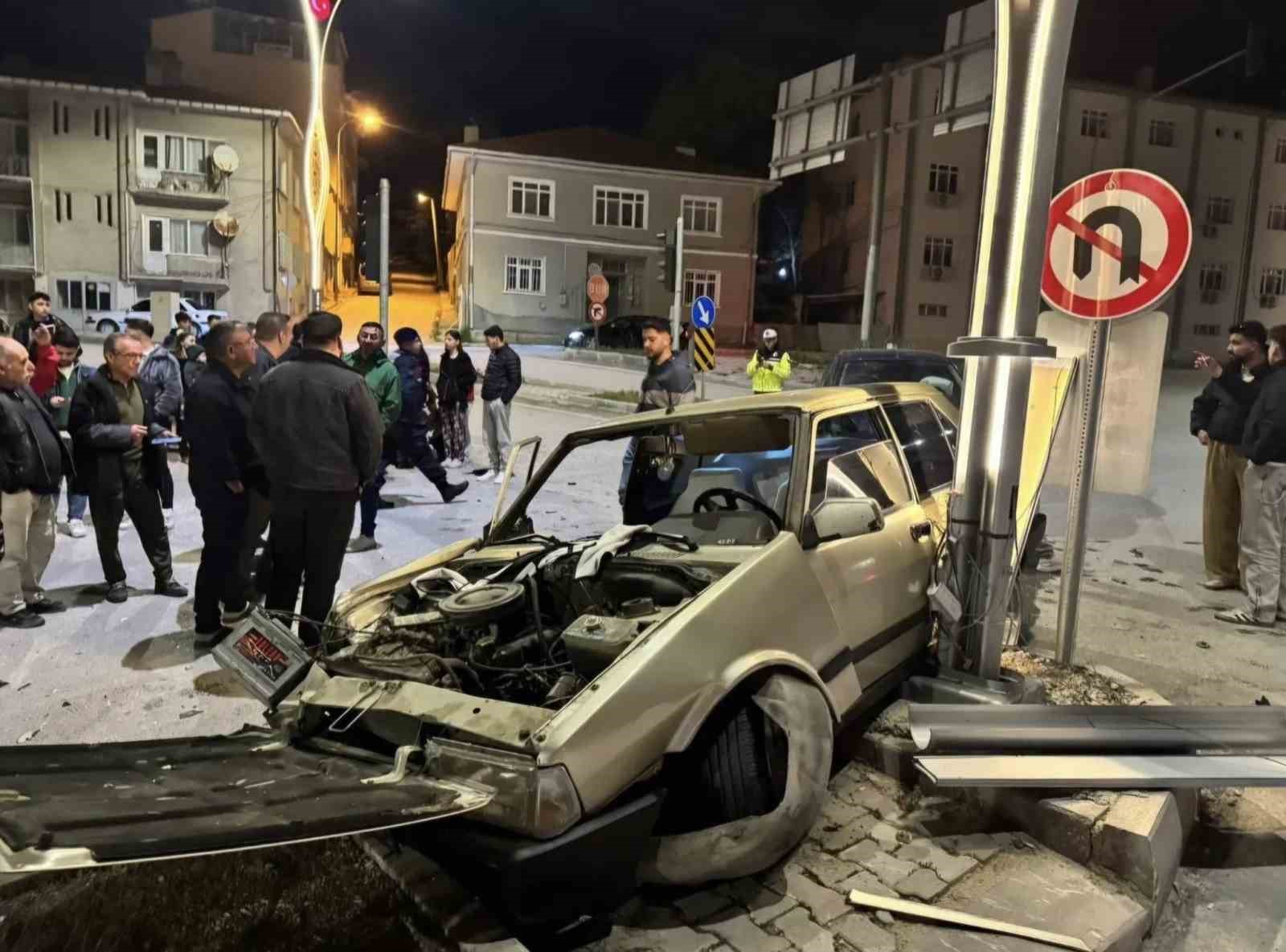 Emet&rsquo;te iki ara&ccedil; &ccedil;arpıştı: 2 yaralı
