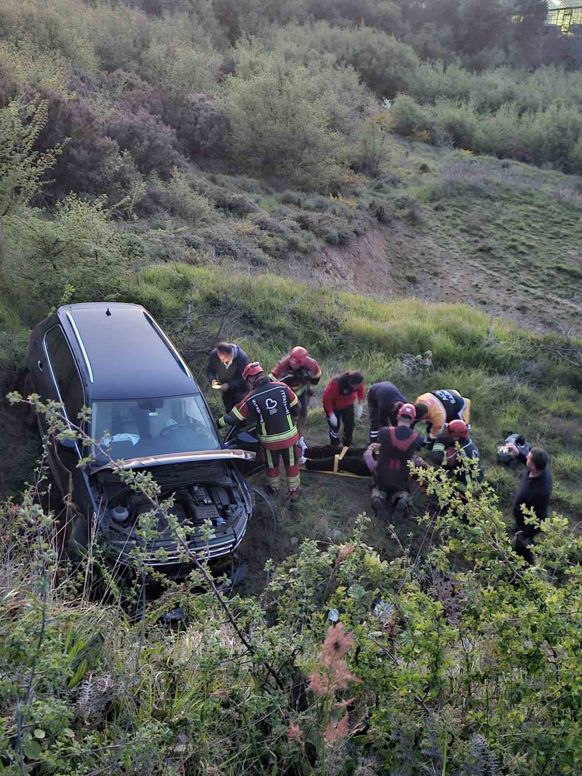 Yoldan &ccedil;ıkan otomobilin s&uuml;r&uuml;c&uuml;s&uuml;, tarlaya u&ccedil;tu
