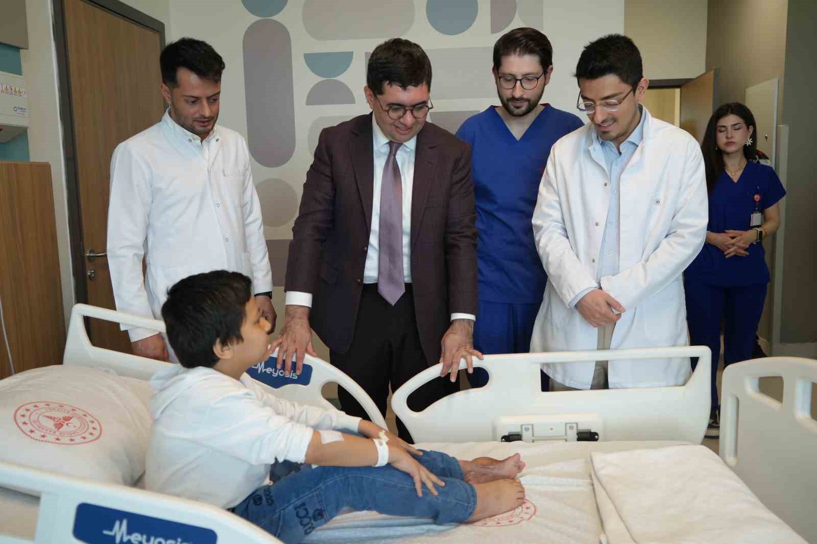 Başparmağında ileri derece hareket kısıtlılığı olan &ccedil;ocuk, operasyonla sağlığına kavuştu
