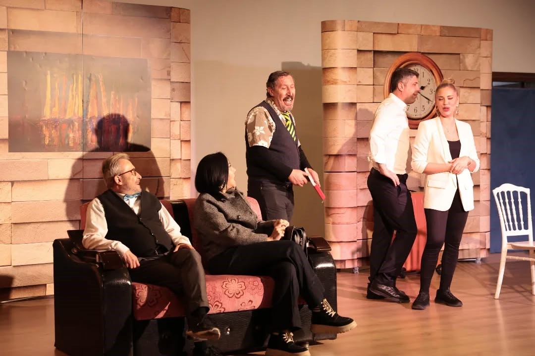 İncirliova&rsquo;da Kim Haklı adlı tiyatro izleyicilerden tam not aldı
