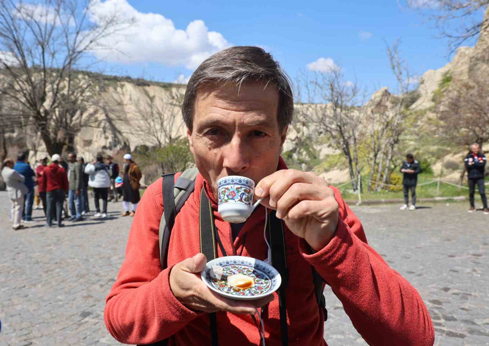 Kapadokya&rsquo;da turistlere T&uuml;rk kahvesi ve lokum ikramı
