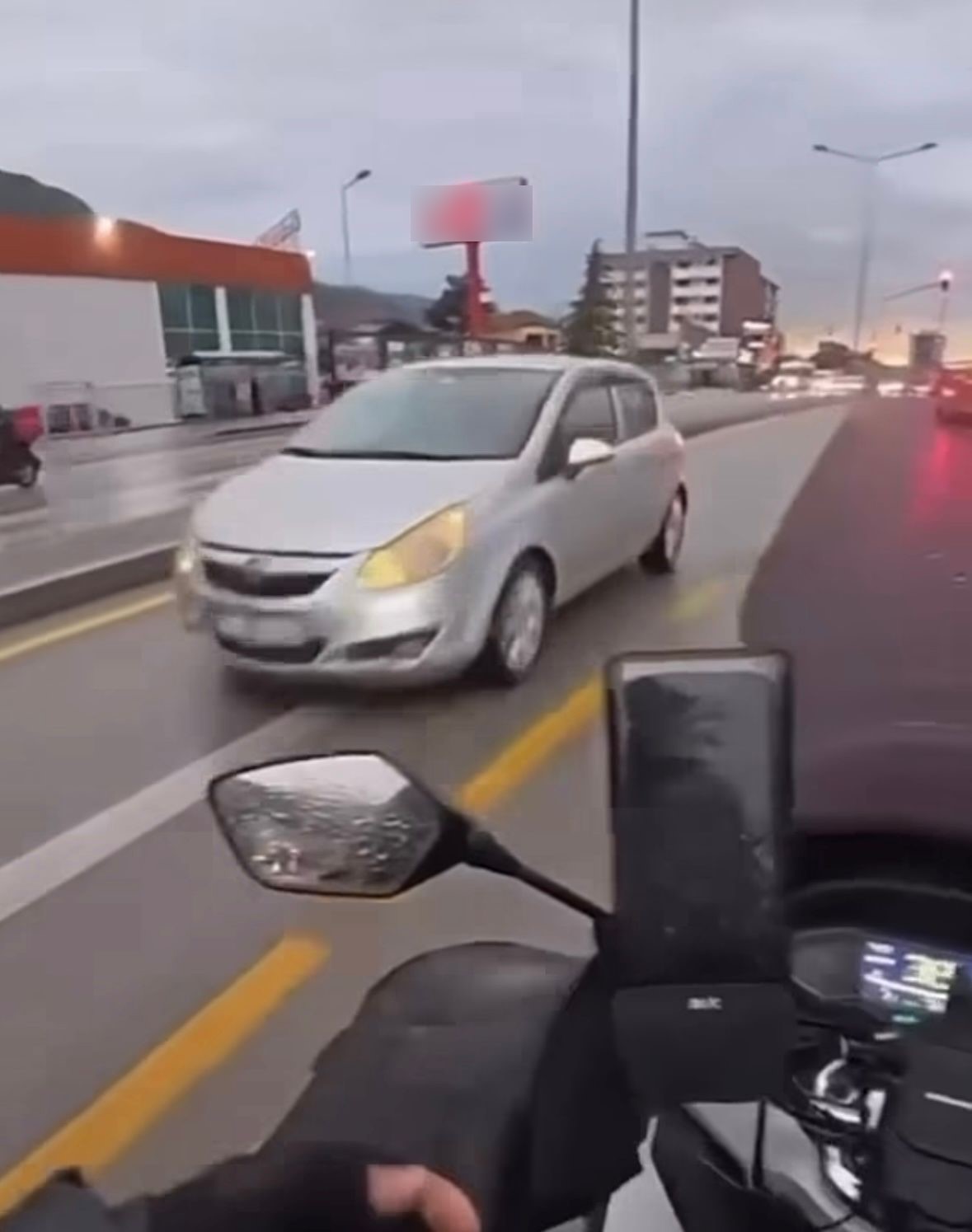 Ters yönde ilerleyen sürücü trafiği birbirine kattı