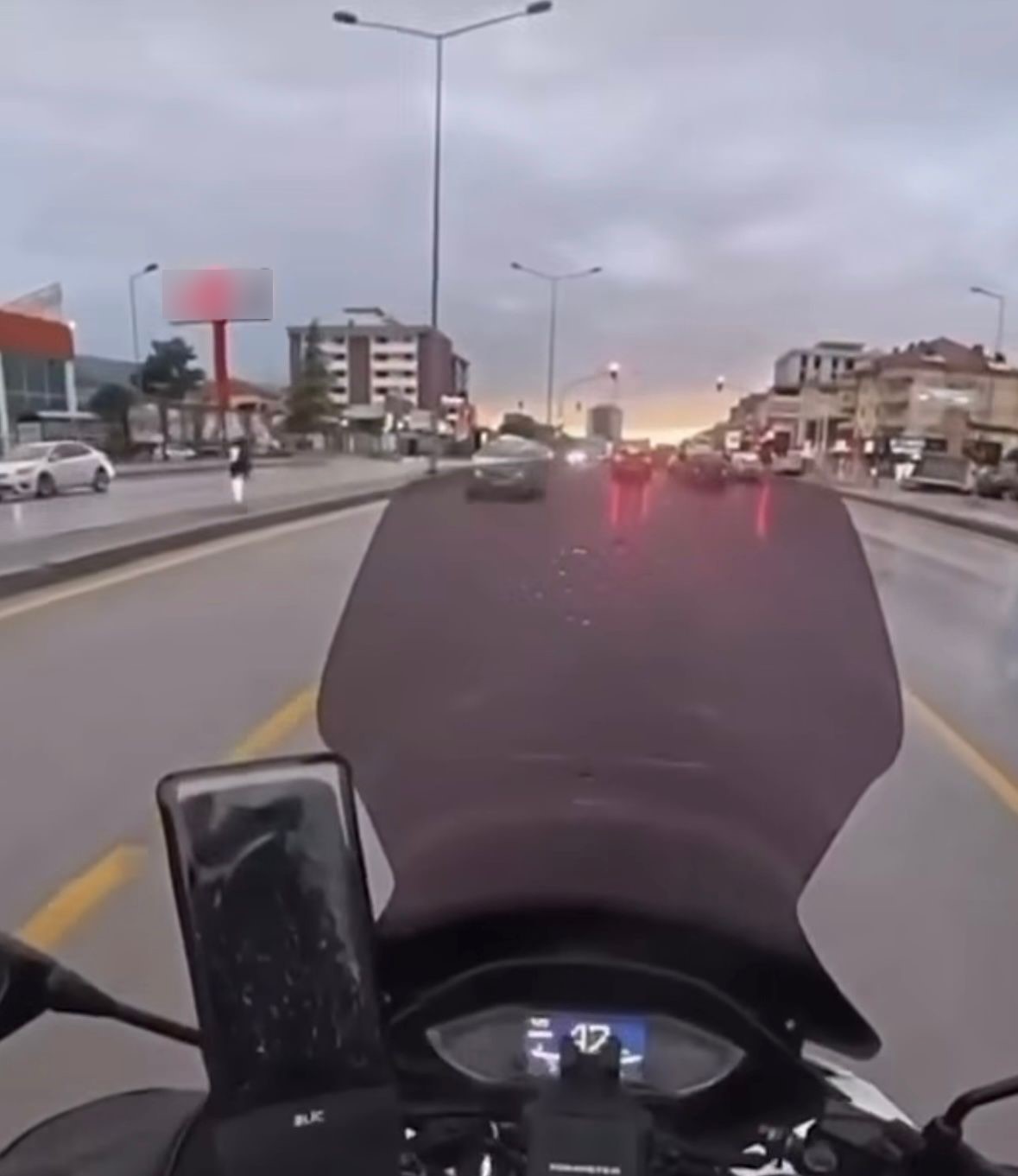 Ters y&ouml;nde ilerleyen s&uuml;r&uuml;c&uuml; trafiği birbirine kattı
