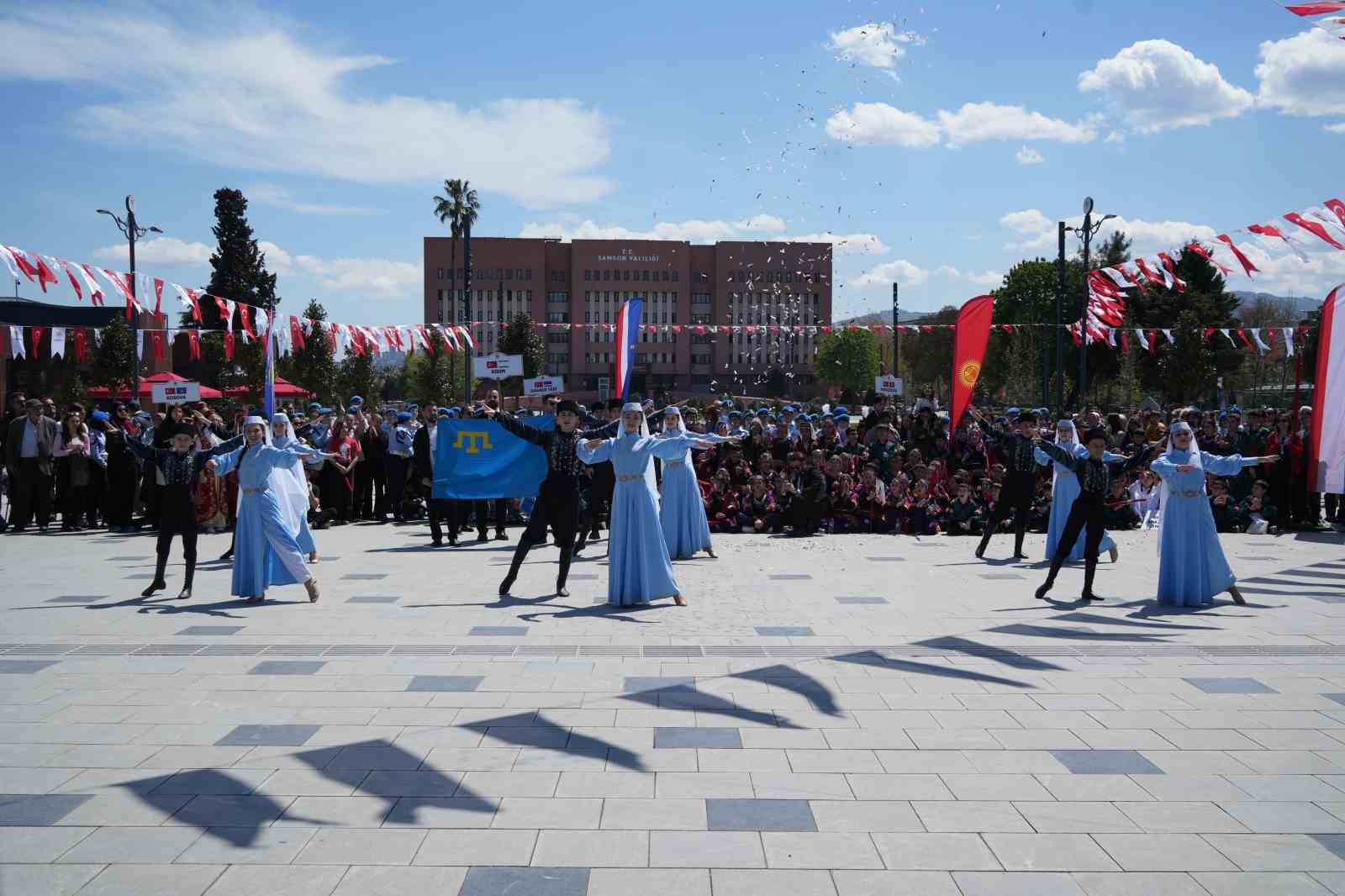 T&uuml;rk d&uuml;nyasının &ccedil;ocukları Samsun&rsquo;u renklendirdi
