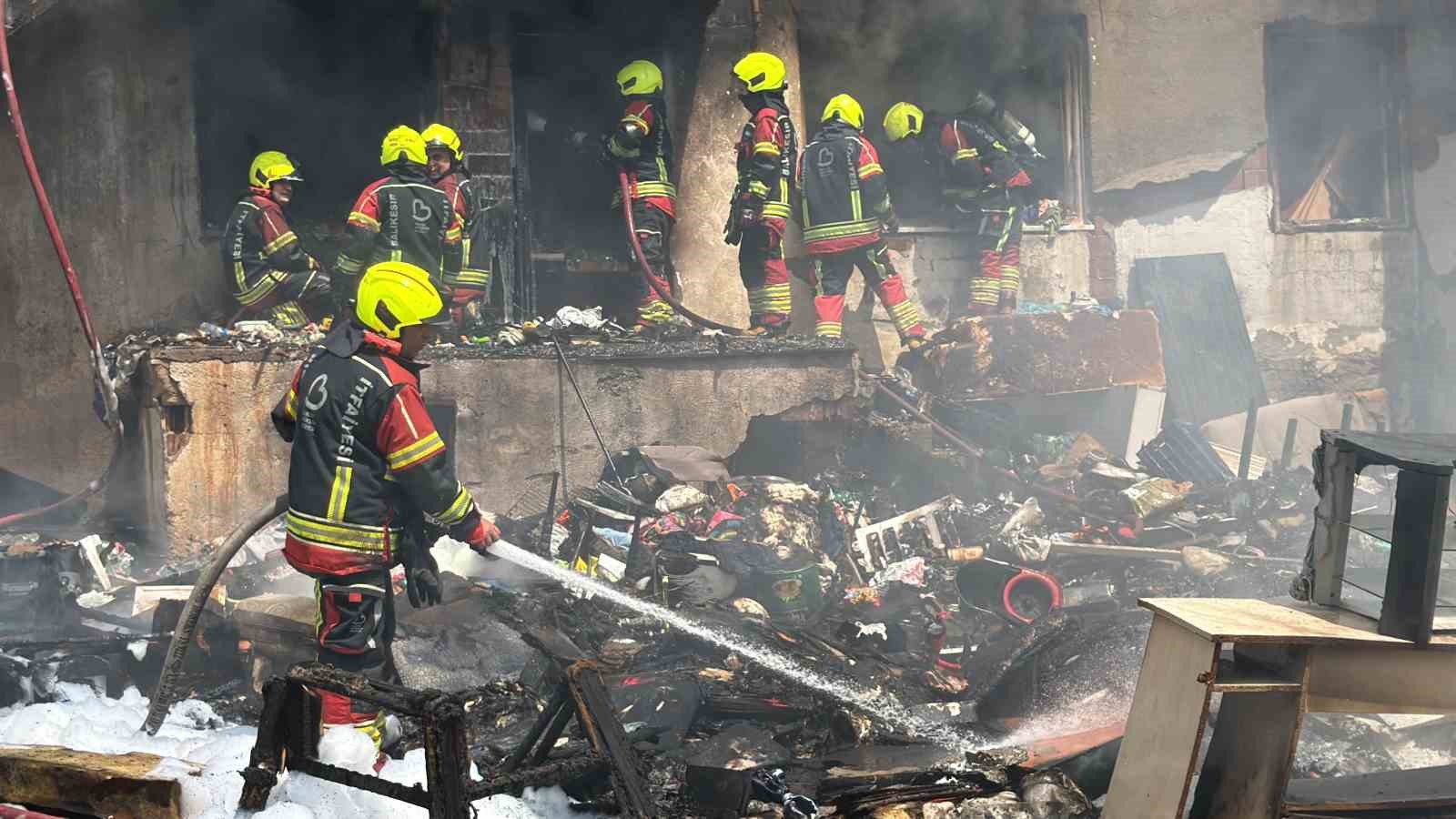 Edremit&rsquo;te korkutan &ccedil;&ouml;p ev yangını
