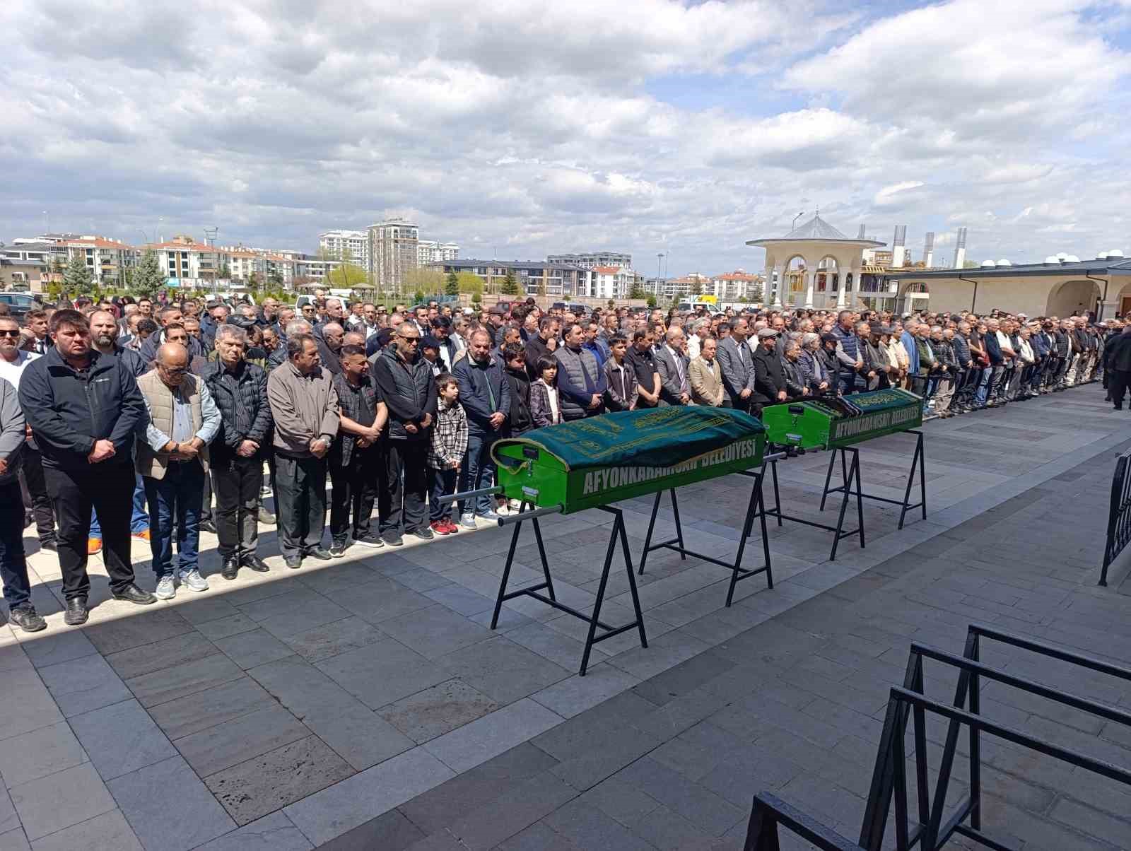 &Uuml;st kat komşularının katlettiği &ccedil;ift toprağa verildi
