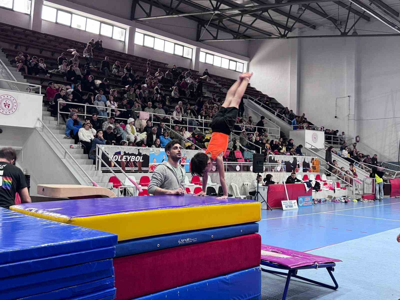 Minik cimnastik&ccedil;ilerden 23 Nisan i&ccedil;in Alaşehir&rsquo;de yarıştı
