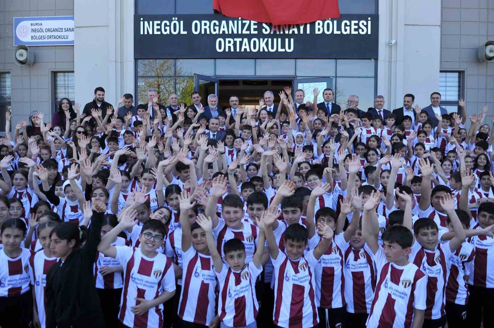 OSB Ortaokulunda bin 100 &ouml;ğrenciye İneg&ouml;lspor forması dağıtıldı

