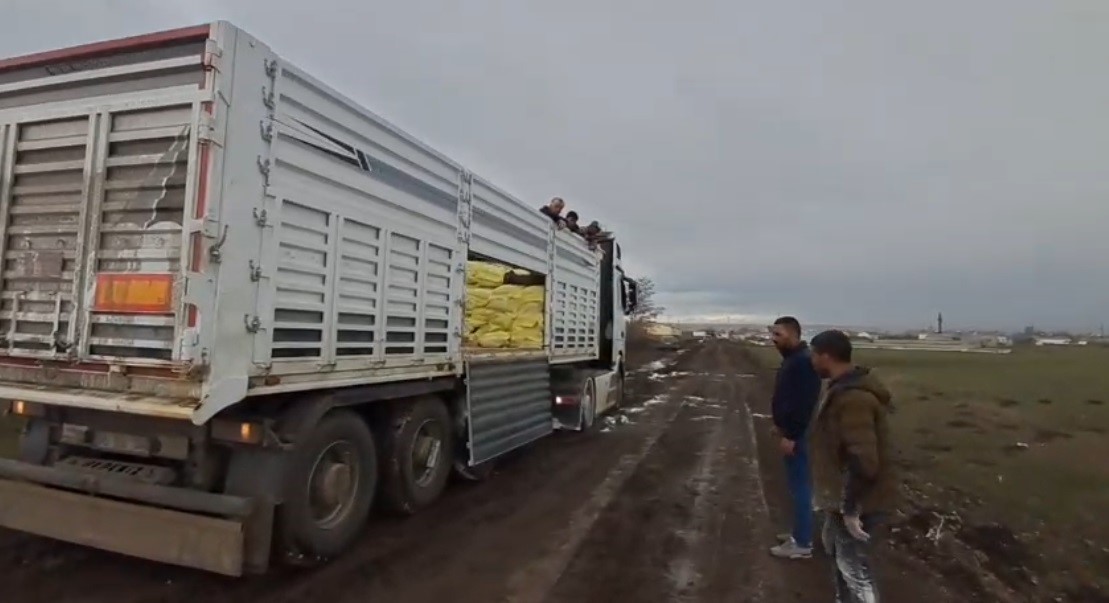 Kars’ta yem ve gübre yüklü tır köy yolunda mahsur kaldı
