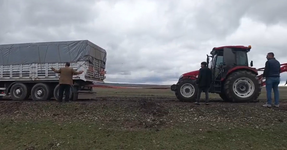 Kars&rsquo;ta yem ve g&uuml;bre y&uuml;kl&uuml; tır k&ouml;y yolunda mahsur kaldı
