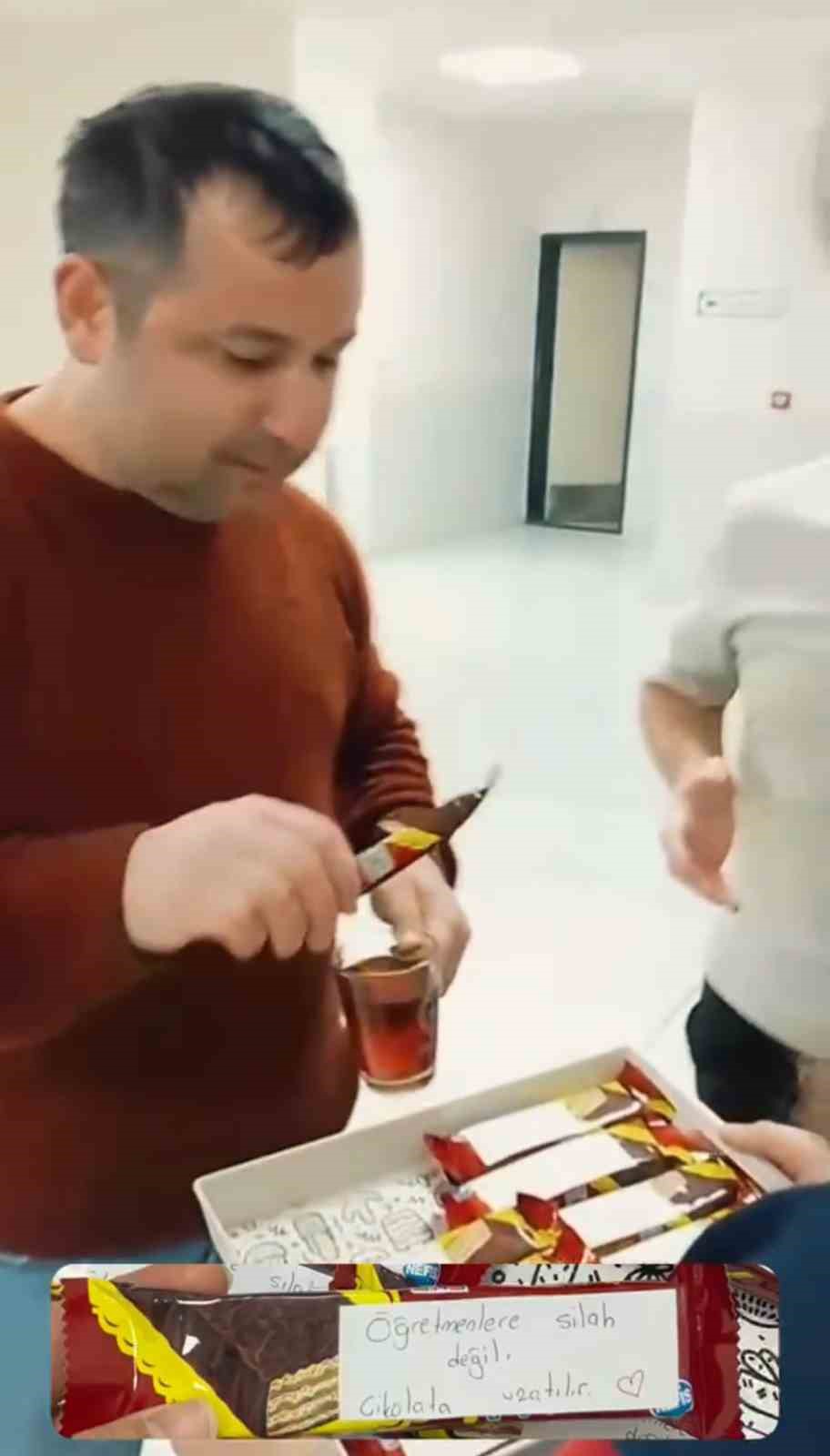 &Ouml;ğrencilerden anlamlı mesaj: "&Ouml;ğretmene silah değil, &ccedil;ikolata uzatılır"
