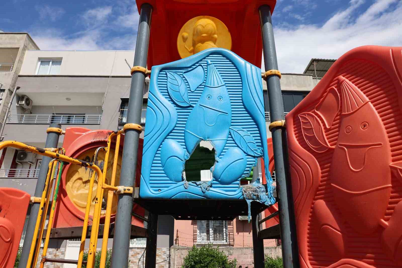 Mersin&rsquo;de &ccedil;ocuk parkına &ccedil;irkin saldırı: Oyun grupları ateşe verildi
