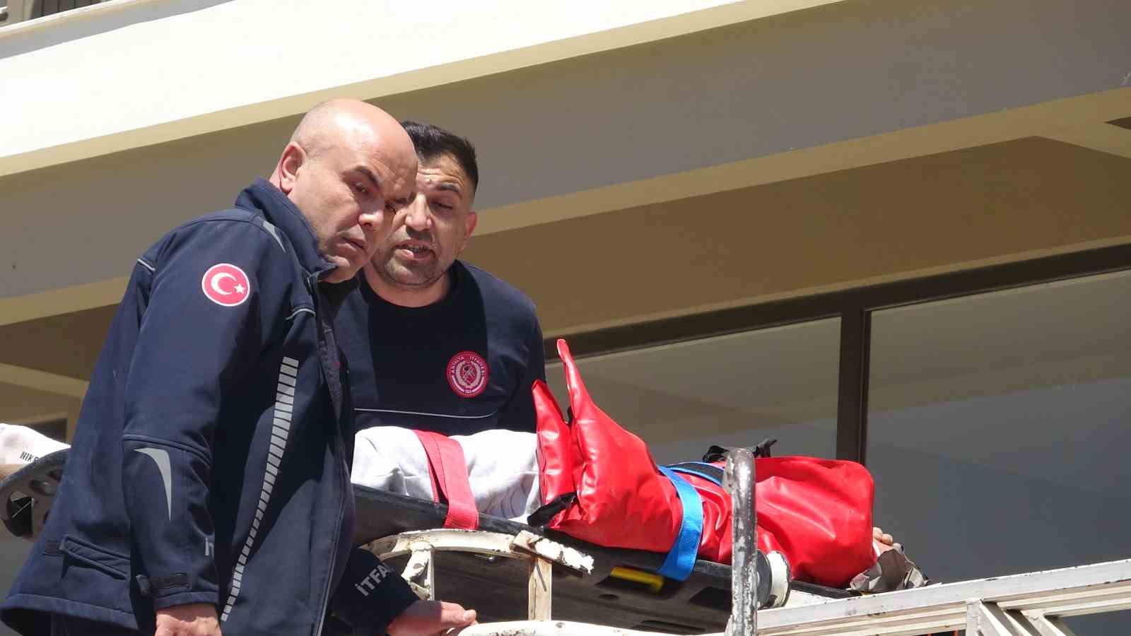 Antalya&rsquo;da 4. kattan tente &uuml;zerine d&uuml;şen gen&ccedil; adam i&ccedil;in seferber oldular
