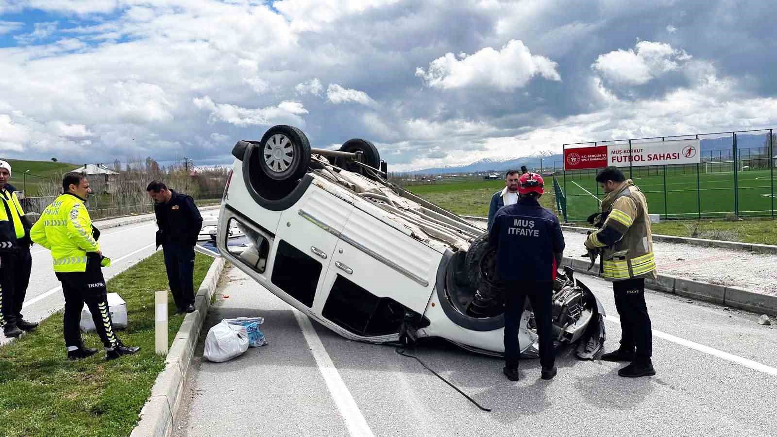 Muş&rsquo;ta hafif ticari ara&ccedil; takla attı: 1 yaralı

