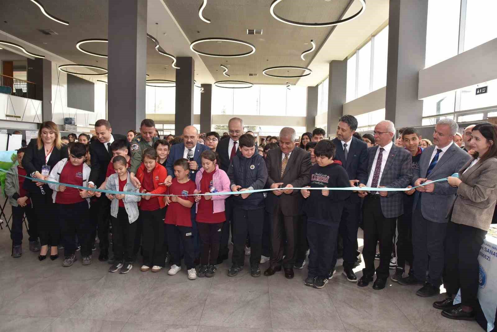 Bilimin kalbi Balıkesir&rsquo;de attı: Bilim Fuarı yoğun katılımla a&ccedil;ıldı
