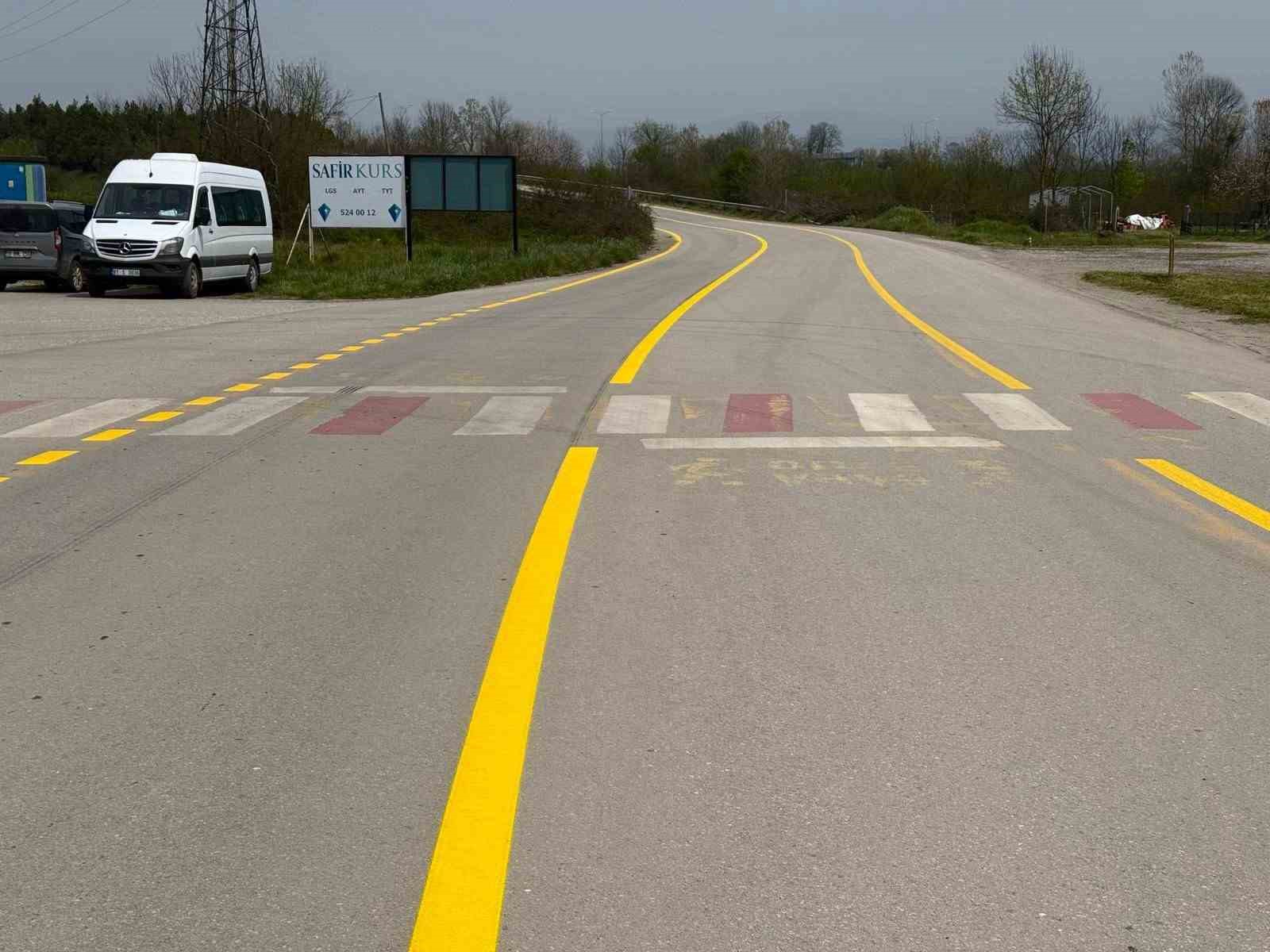 &Ccedil;alıcuma K&ouml;y&uuml;&rsquo;nde yol &ccedil;izgi &ccedil;alışmaları tamamlandı
