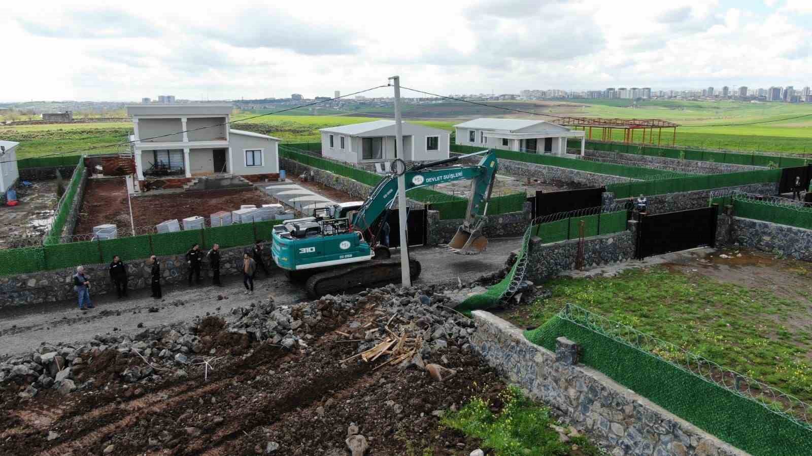 Diyarbakır&rsquo;da kaymakamlık ka&ccedil;ak yapıları tek tek yıktı
