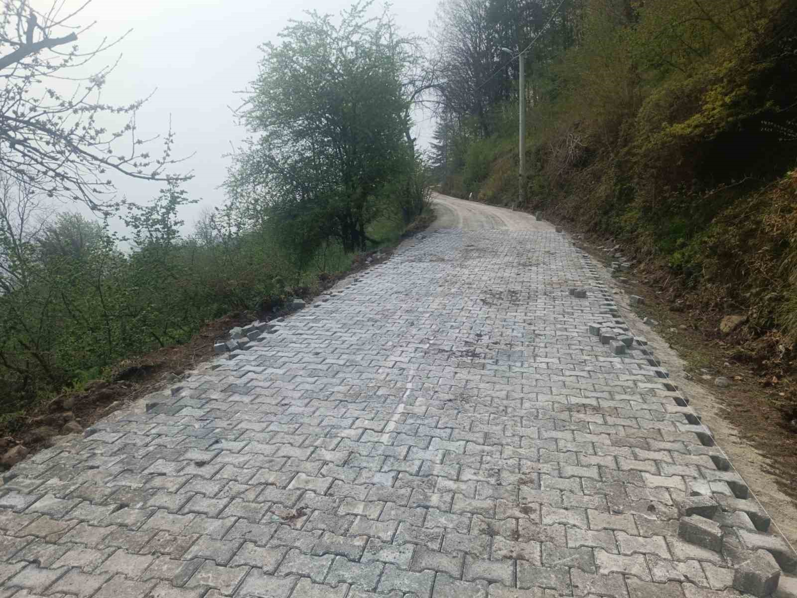 Bekiroğlu K&ouml;y&uuml;&rsquo;nde kilit parke &ccedil;alışmaları s&uuml;r&uuml;yor
