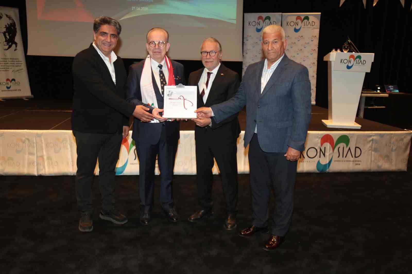 M&uuml;stafi T&uuml;mamiral Prof. Dr. Cihat Yaycı: "ABD istikrar değil, istikrarsızlık ister"
