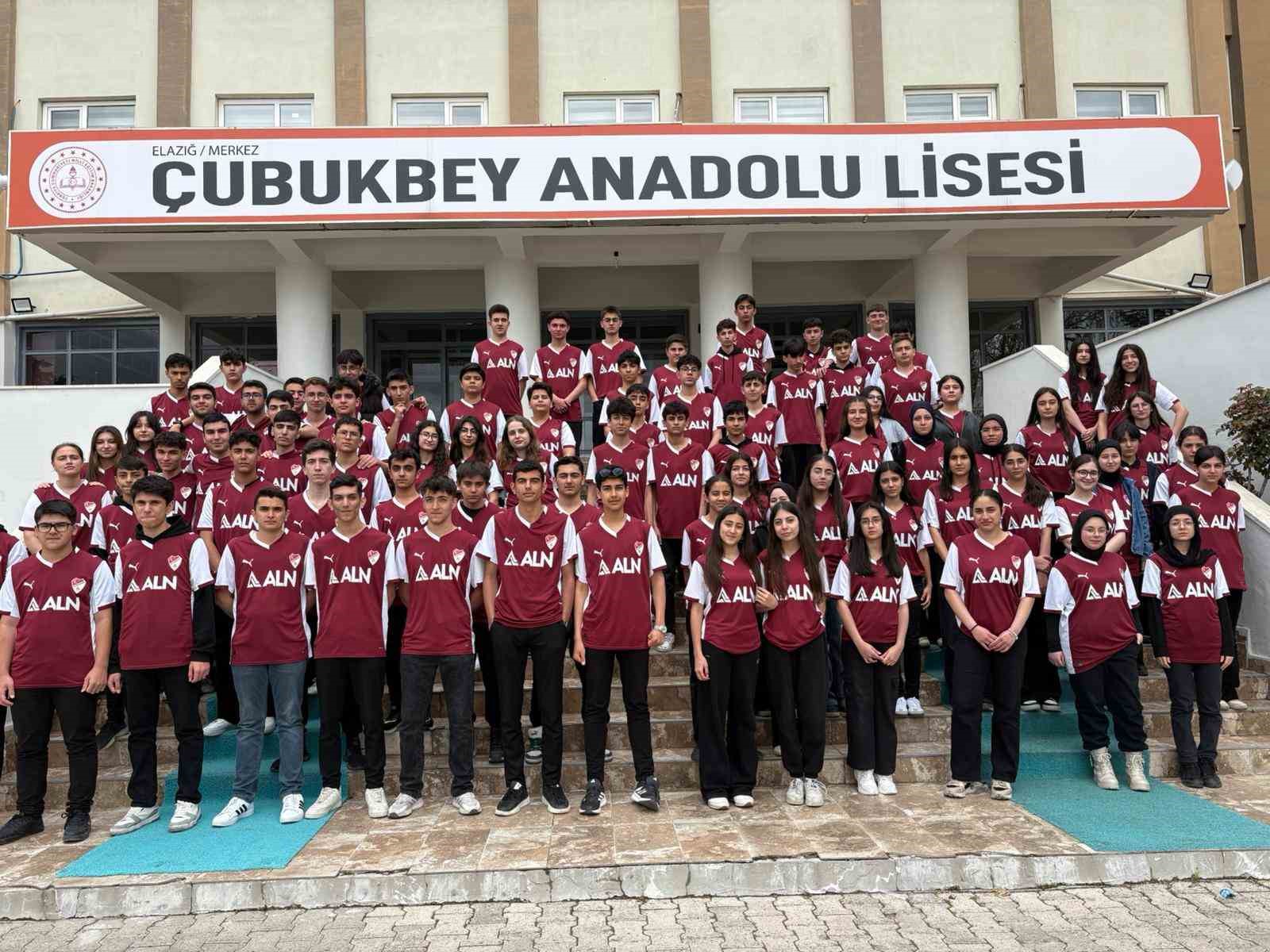 Başkan Alan s&ouml;z&uuml;n&uuml; tuttu: &Ouml;ğrencilere formalarını hediye etti
