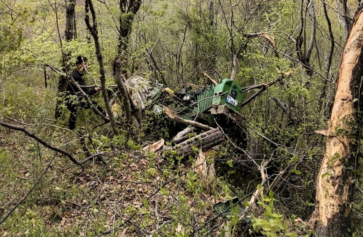 Yakakent’te traktör devrildi, sürücü yaralandı