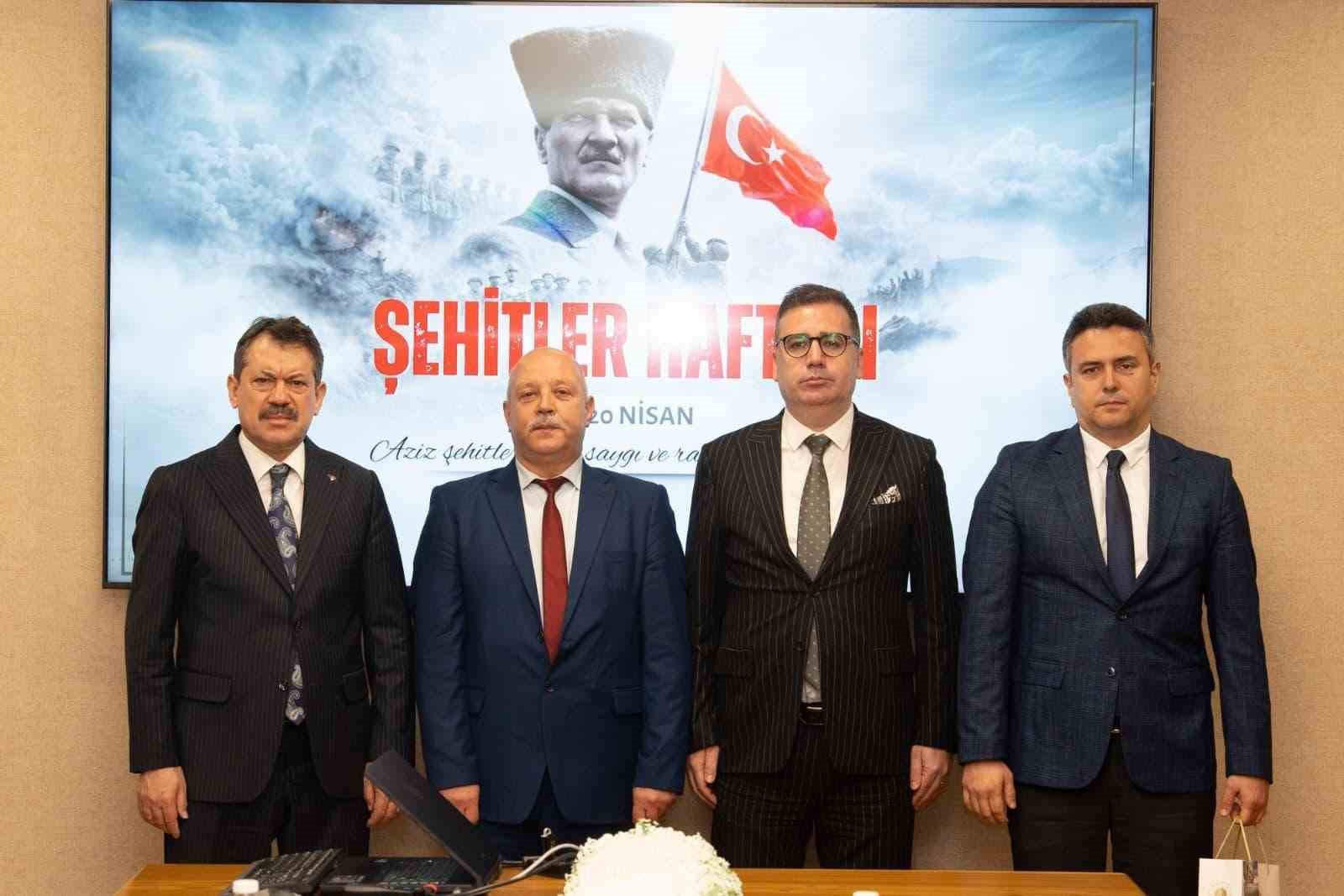 İzmir Adliyesi&rsquo;nde şehit yakınları unutulmadı
