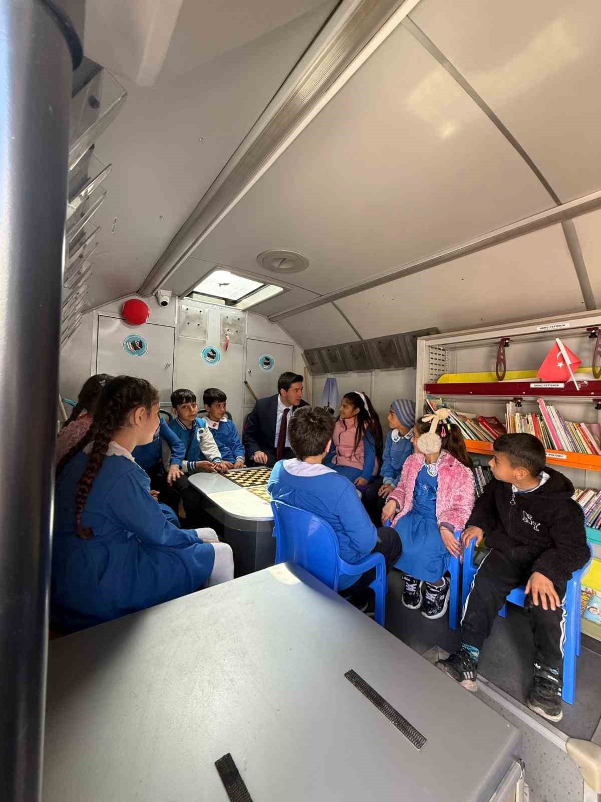 Iğdır&rsquo;ın Cennetabat k&ouml;y&uuml;nde gezici k&uuml;t&uuml;phane &ouml;ğrencilerle buluştu
