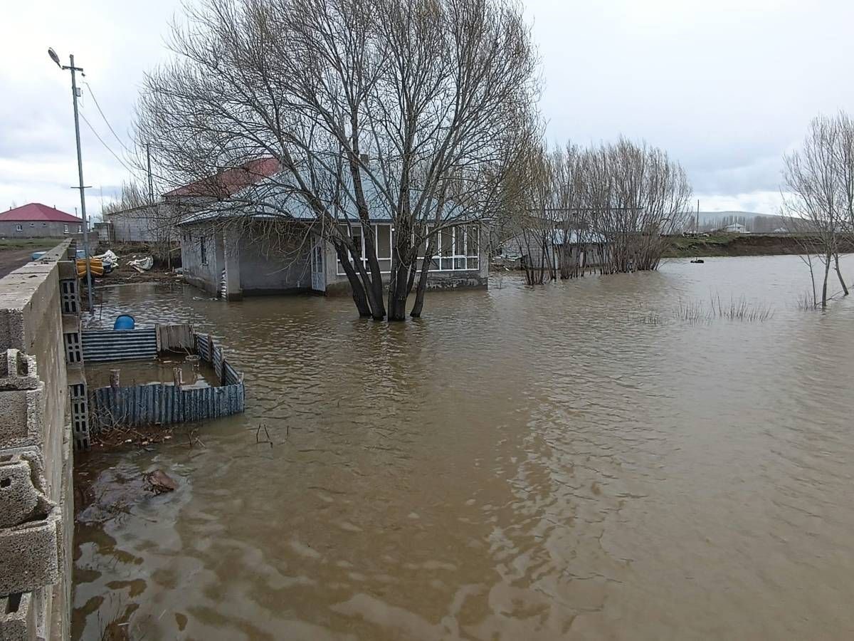 Ağrı&rsquo;da sağanak yağış sonucu dereler taştı
