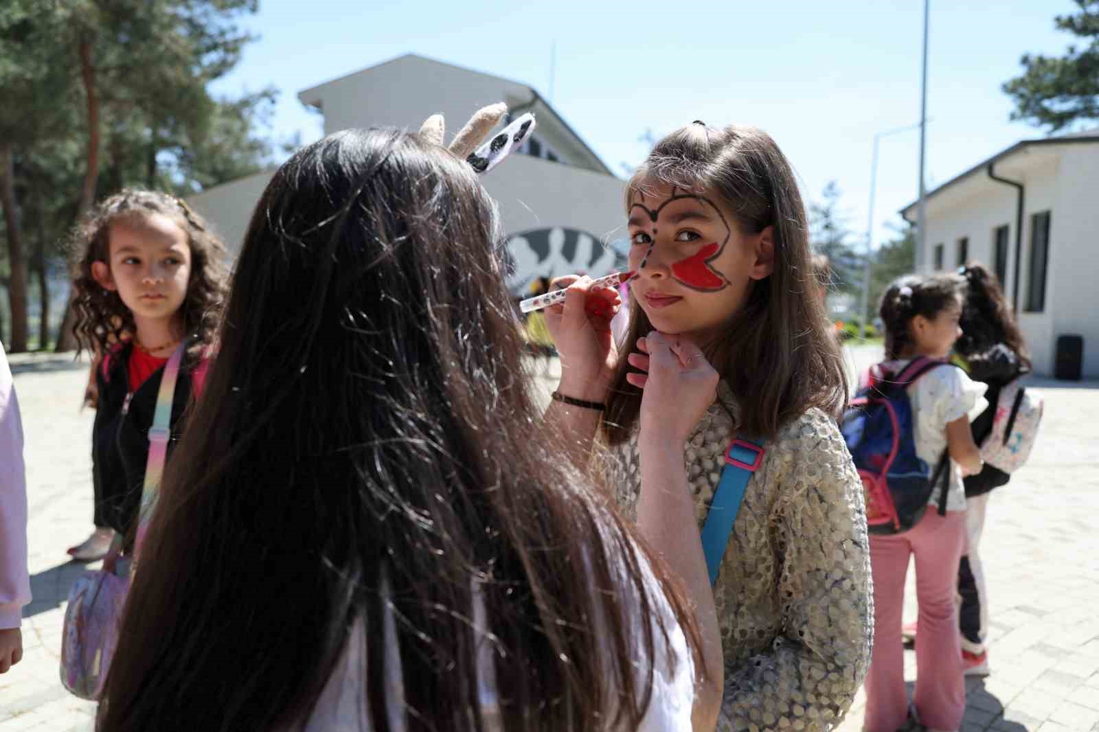 Bursa&rsquo;da &ccedil;ocuklar patili dostlarla buluştu
