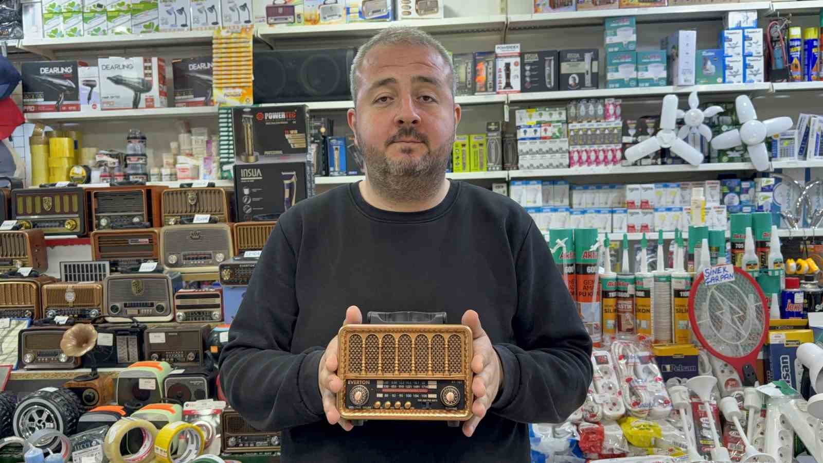 İş yeri sahibinden g&uuml;venlik kamerasına yakalanan hırsıza &ccedil;ağrı: "&Ccedil;aldığın radyonun parasını getir"
